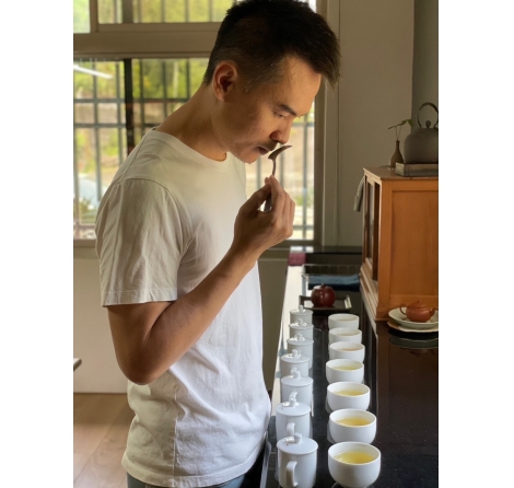 評茶師怎麼挑一杯好的貴妃茶?5 個重點看懂蜜香、喉韻與焙火的平衡 評茶師怎麼挑一杯好的貴妃茶?5 個重點看懂蜜香、喉韻與焙火的平衡