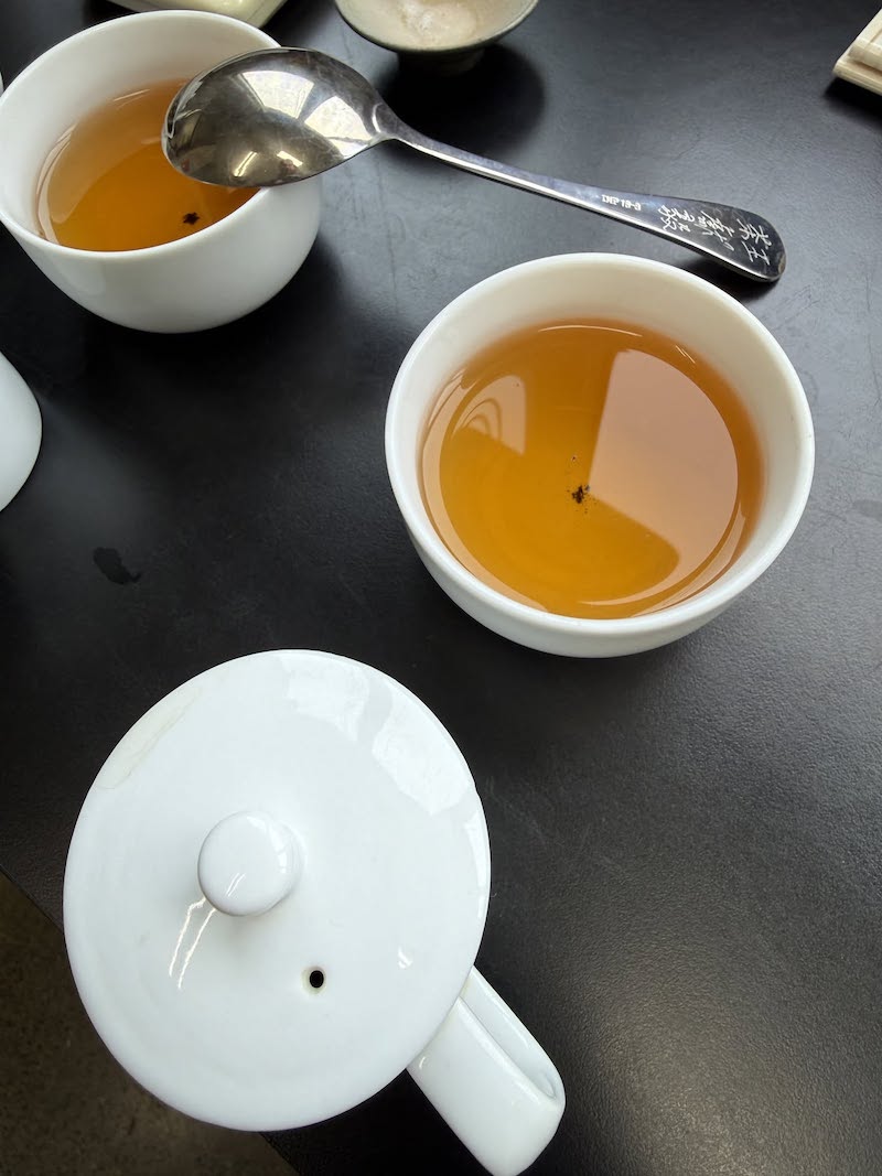 炭焙烏龍分裝前杯測 芯茶濃炭焙烏龍分裝前杯測