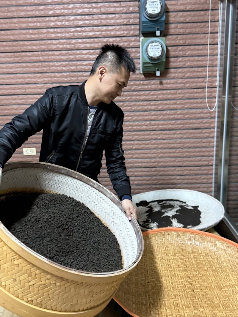 炭焙烏龍翻茶 炭焙烏龍翻動茶葉