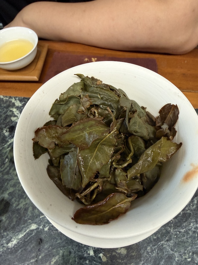 重發酵蜜香貴妃茶成品茶湯與葉底