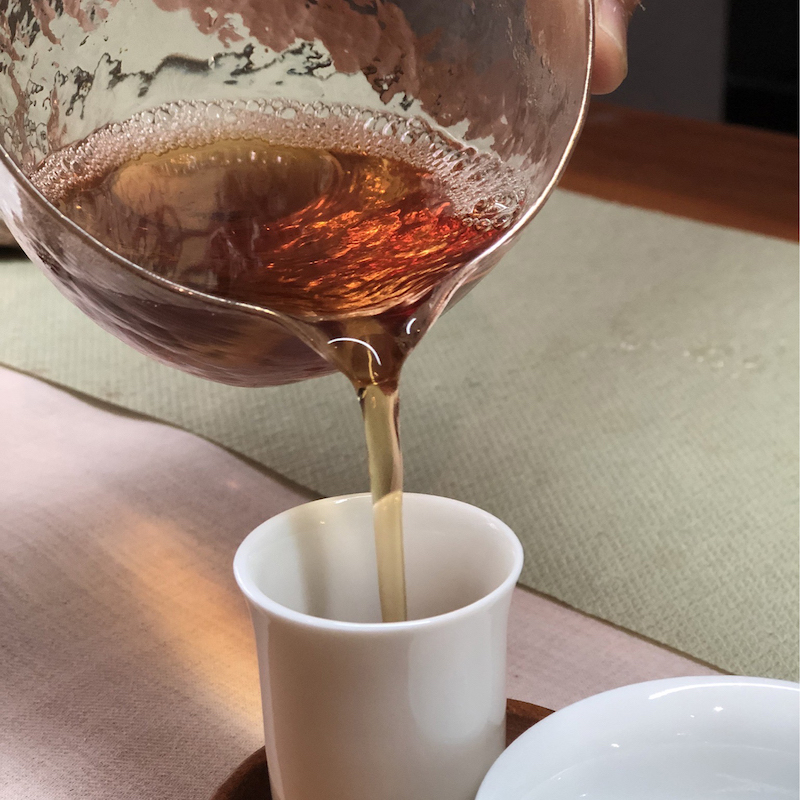 炭焙烏龍茶以傳統炭火烘焙，茶湯呈琥珀色，口感醇厚